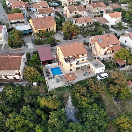 Apartman "Sabine Red" With Heated Pool Omisalj Bagian luar foto
