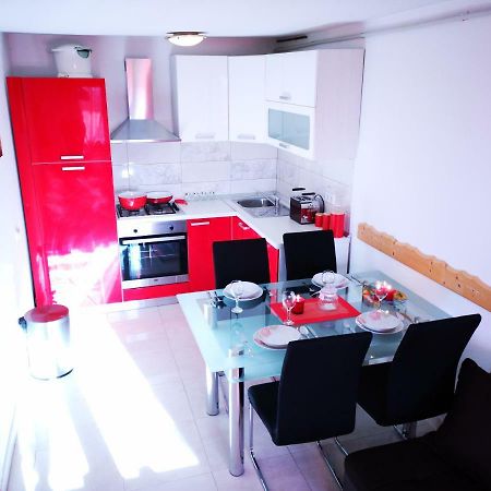 Apartman "Sabine Red" With Heated Pool Omisalj Bagian luar foto
