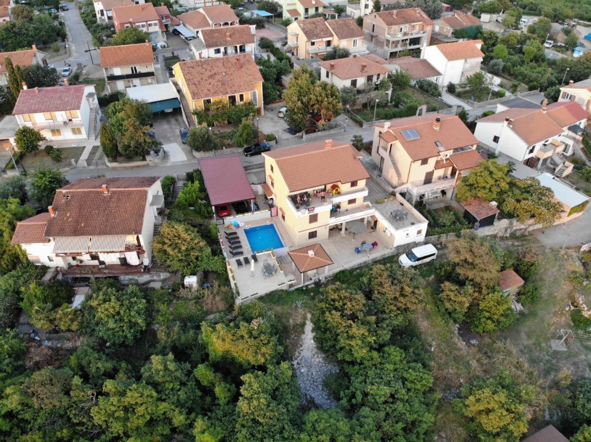 Apartman "Sabine Red" With Heated Pool Omisalj Bagian luar foto