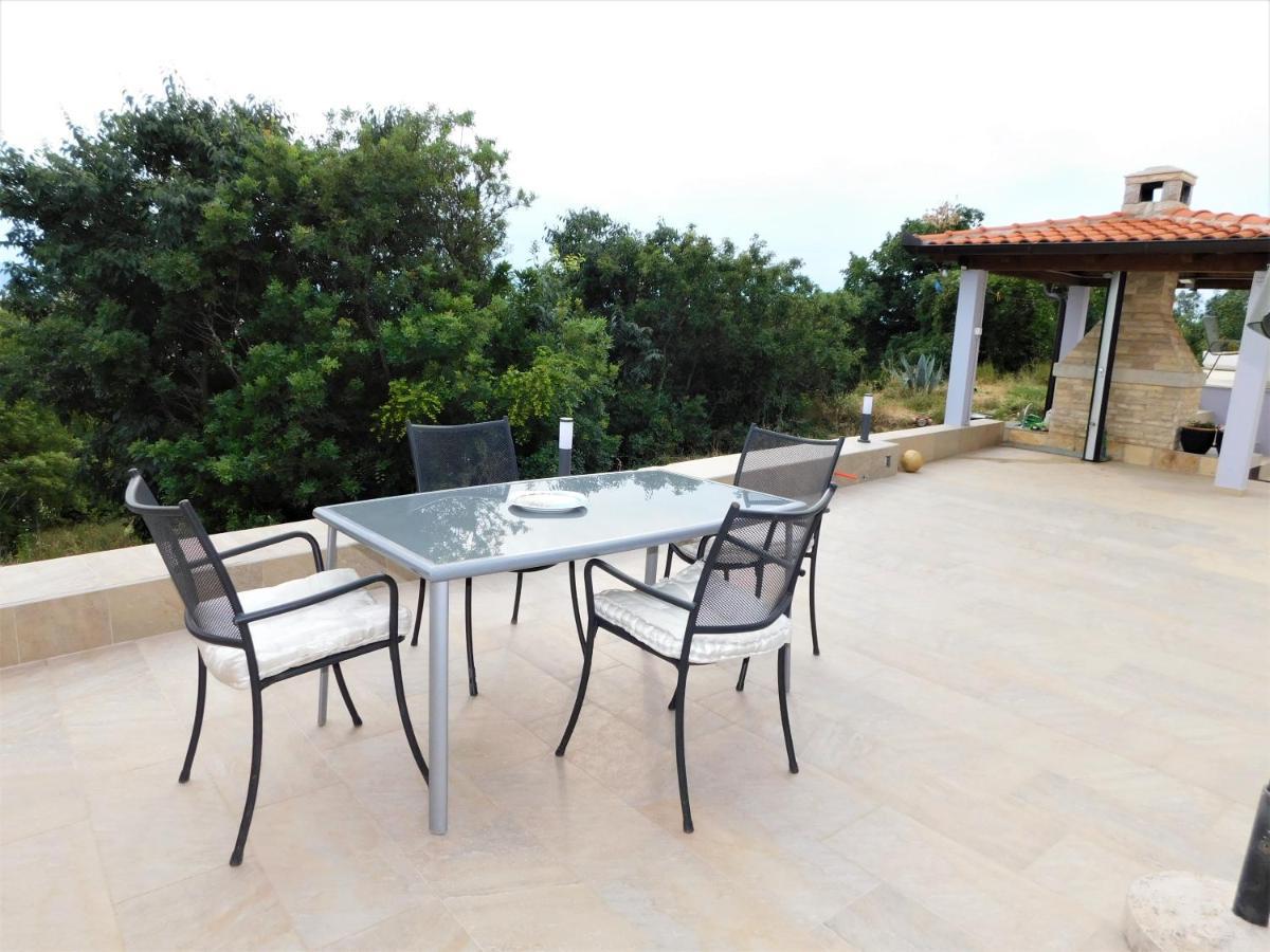 Apartman "Sabine Red" With Heated Pool Omisalj Bagian luar foto