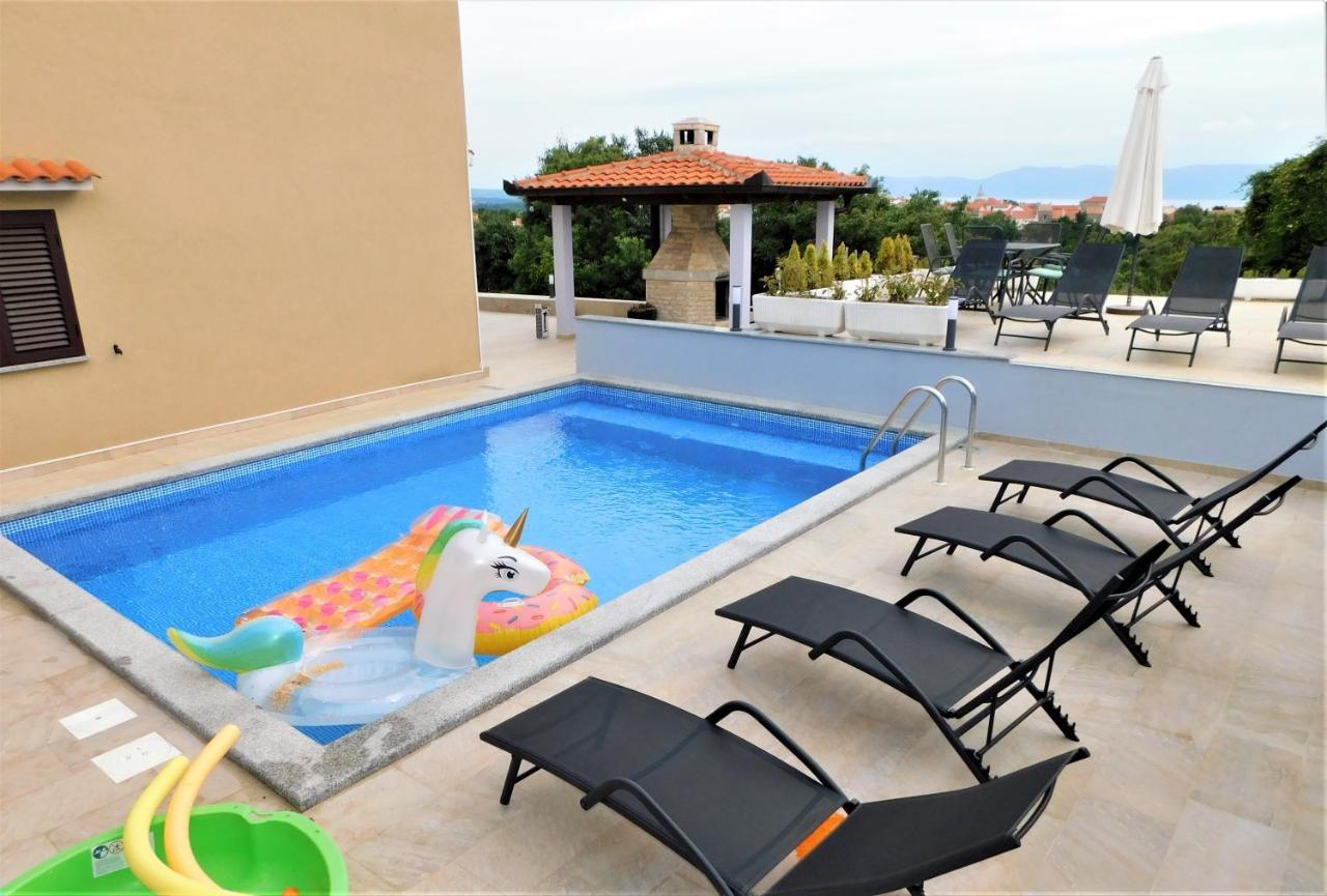 Apartman "Sabine Red" With Heated Pool Omisalj Bagian luar foto