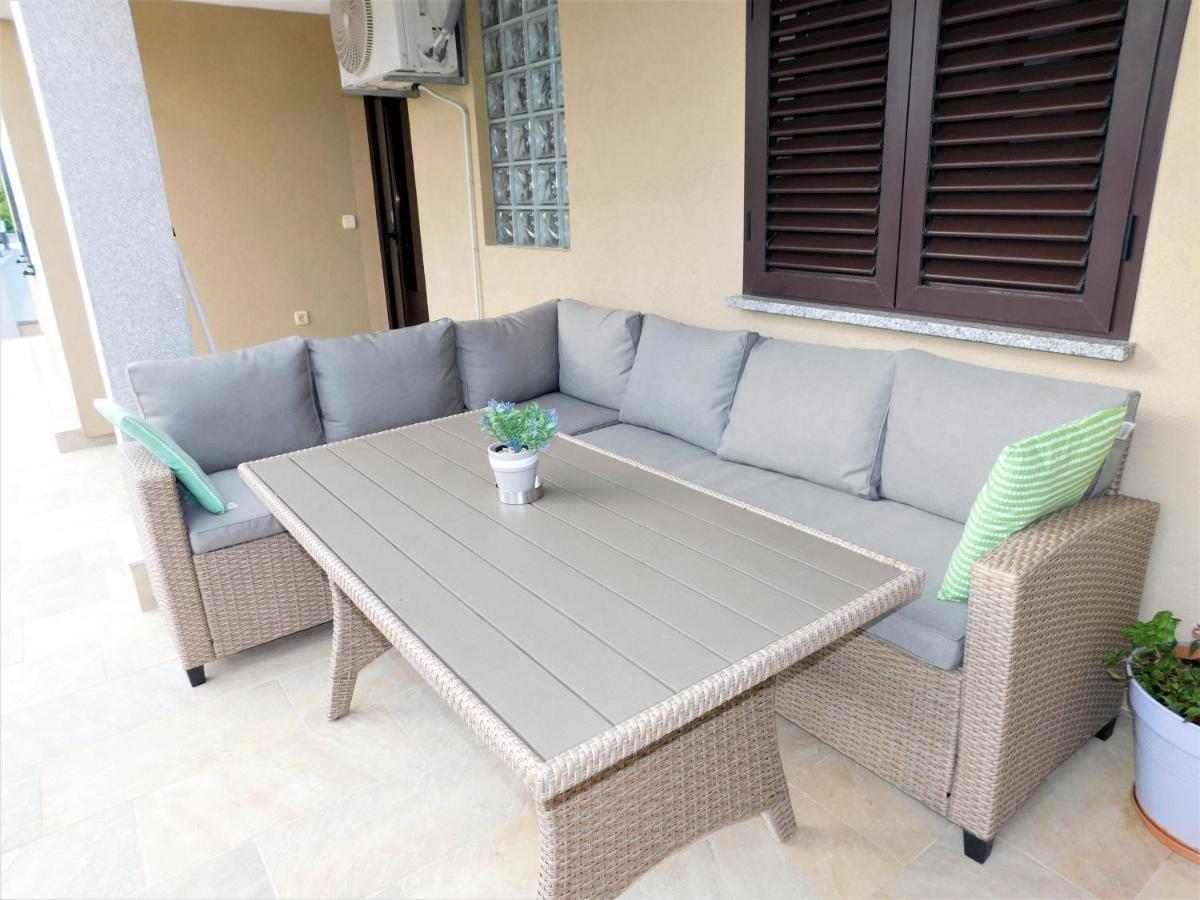 Apartman "Sabine Red" With Heated Pool Omisalj Bagian luar foto