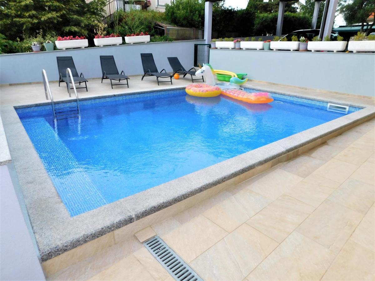 Apartman "Sabine Red" With Heated Pool Omisalj Bagian luar foto