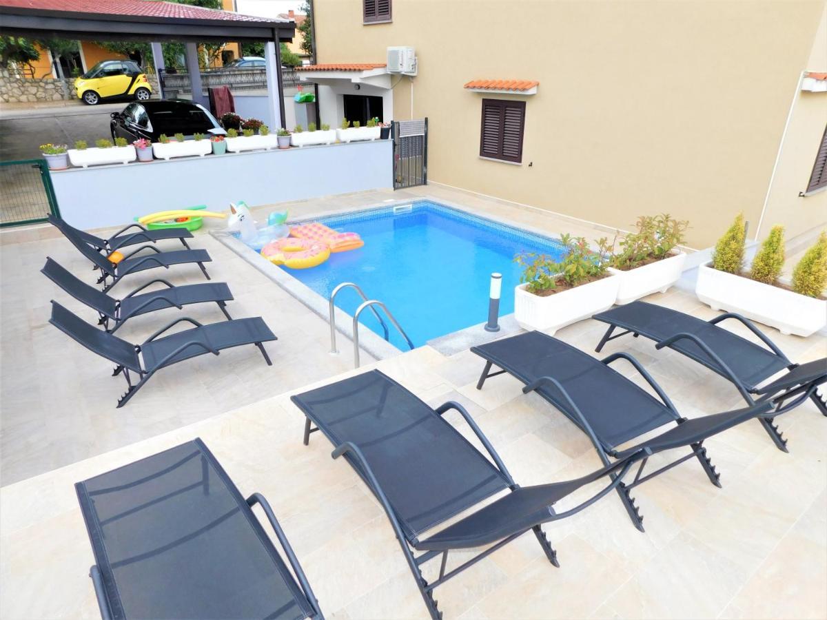 Apartman "Sabine Red" With Heated Pool Omisalj Bagian luar foto