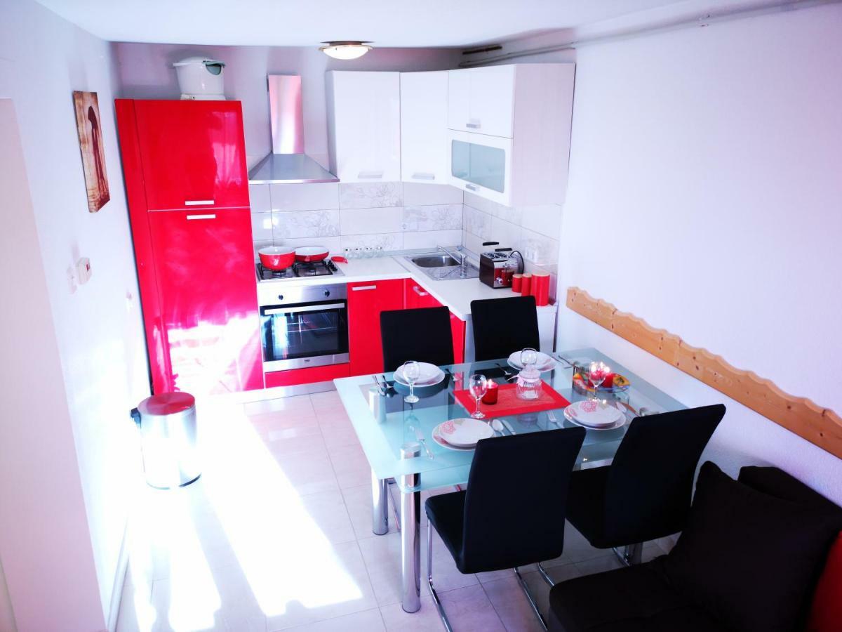 Apartman "Sabine Red" With Heated Pool Omisalj Bagian luar foto