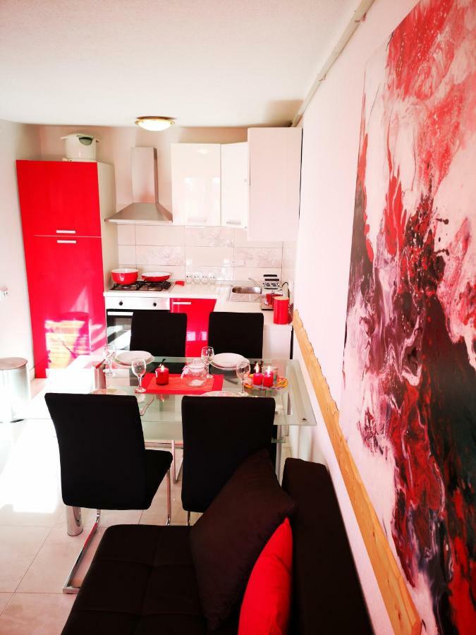 Apartman "Sabine Red" With Heated Pool Omisalj Bagian luar foto