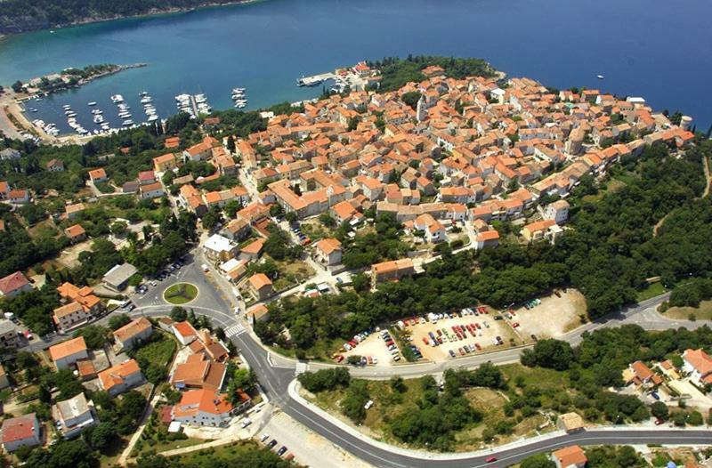 Apartman "Sabine Red" With Heated Pool Omisalj Bagian luar foto