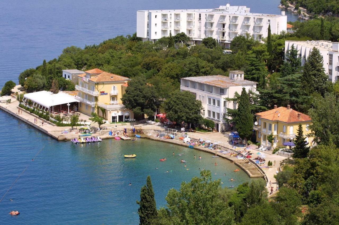 Apartman "Sabine Red" With Heated Pool Omisalj Bagian luar foto