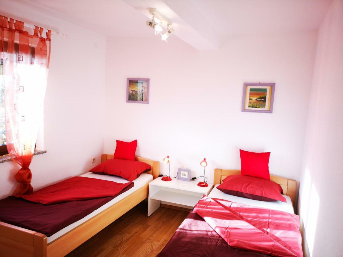 Apartman "Sabine Red" With Heated Pool Omisalj Bagian luar foto