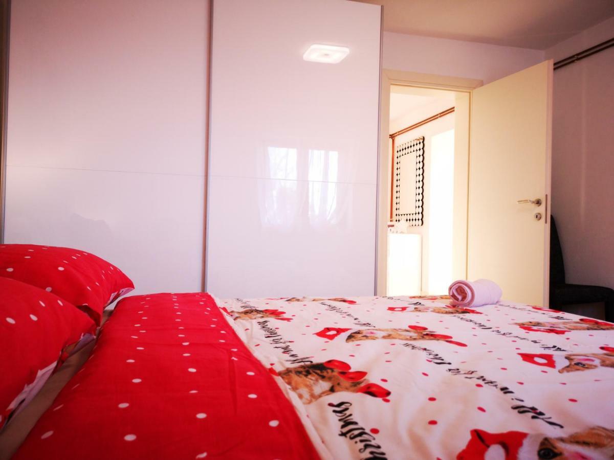 Apartman "Sabine Red" With Heated Pool Omisalj Bagian luar foto