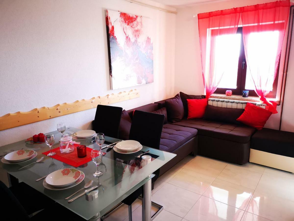 Apartman "Sabine Red" With Heated Pool Omisalj Bagian luar foto